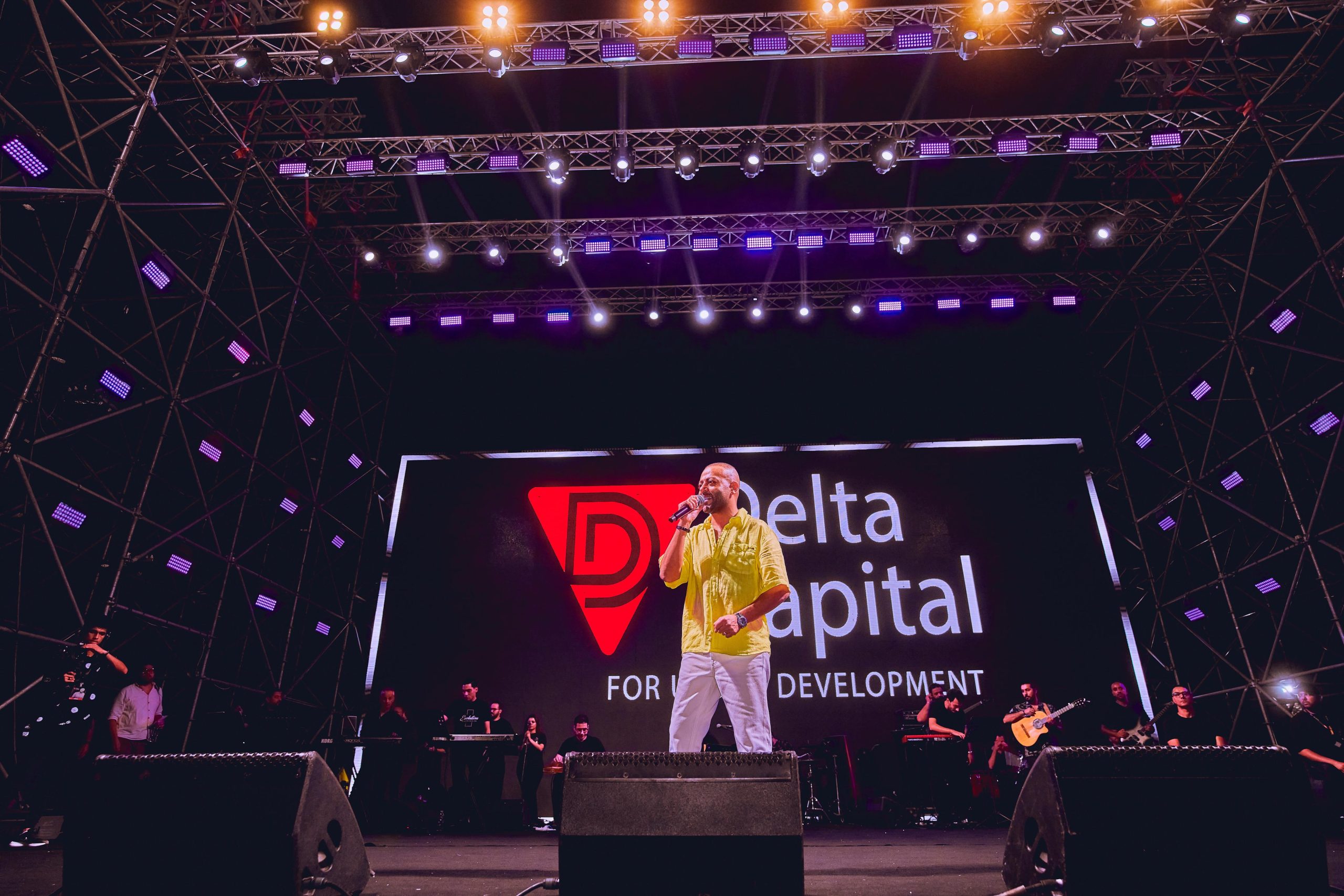 Tamer Ashour shines at Delta Capital’s Luxury Beach concert