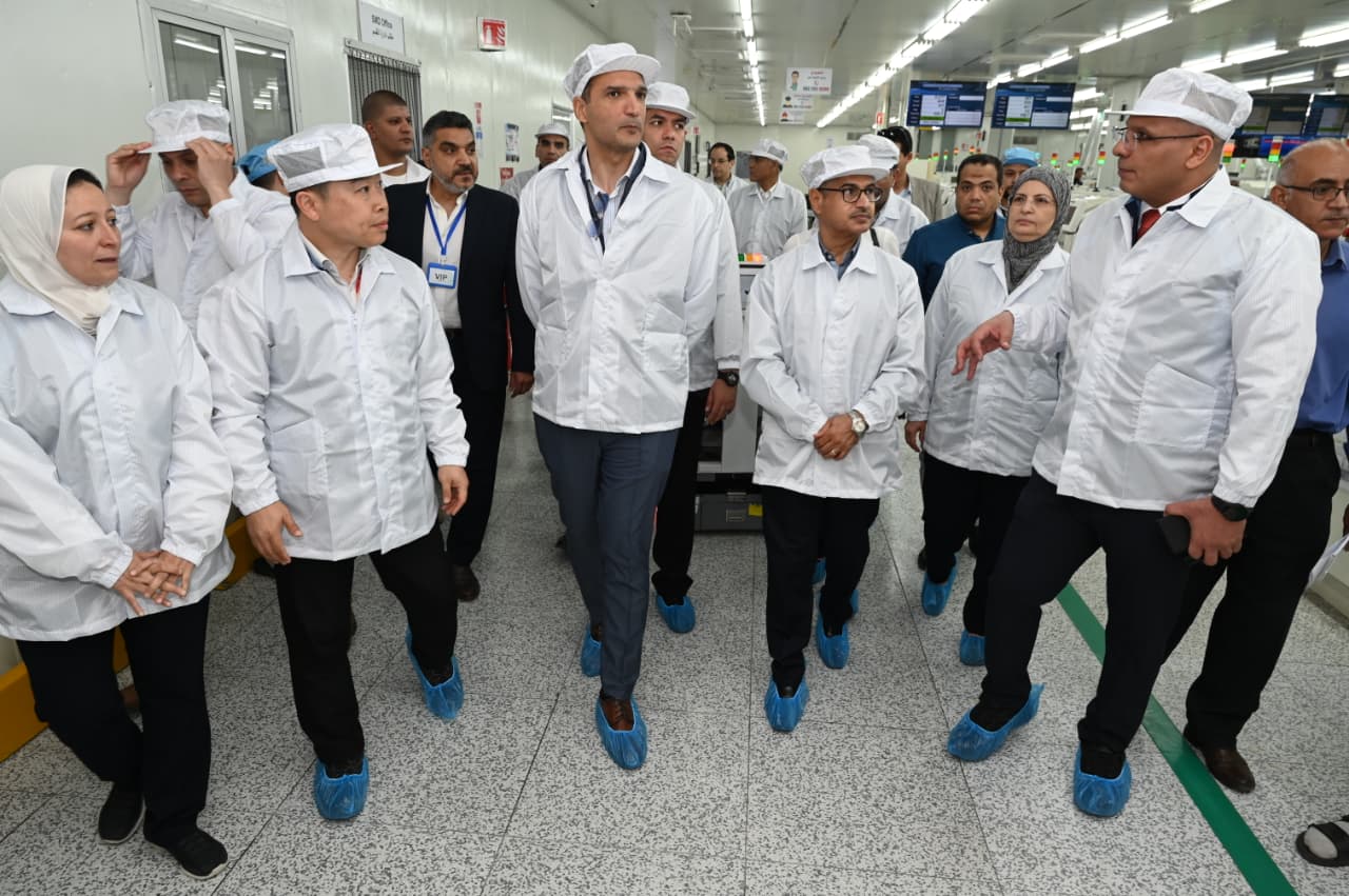 Minister of Industry reviews production at ELARABY, Samsung factories in Beni Suef